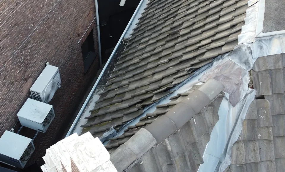 Dakdetail uit het Deventer inspectierapport: aansluiting van de dakpannen